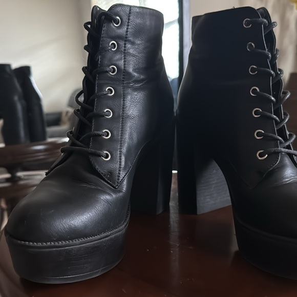 Forever 21 Black Lace Up Boots with Chunky Sole - Picture 4 of 12